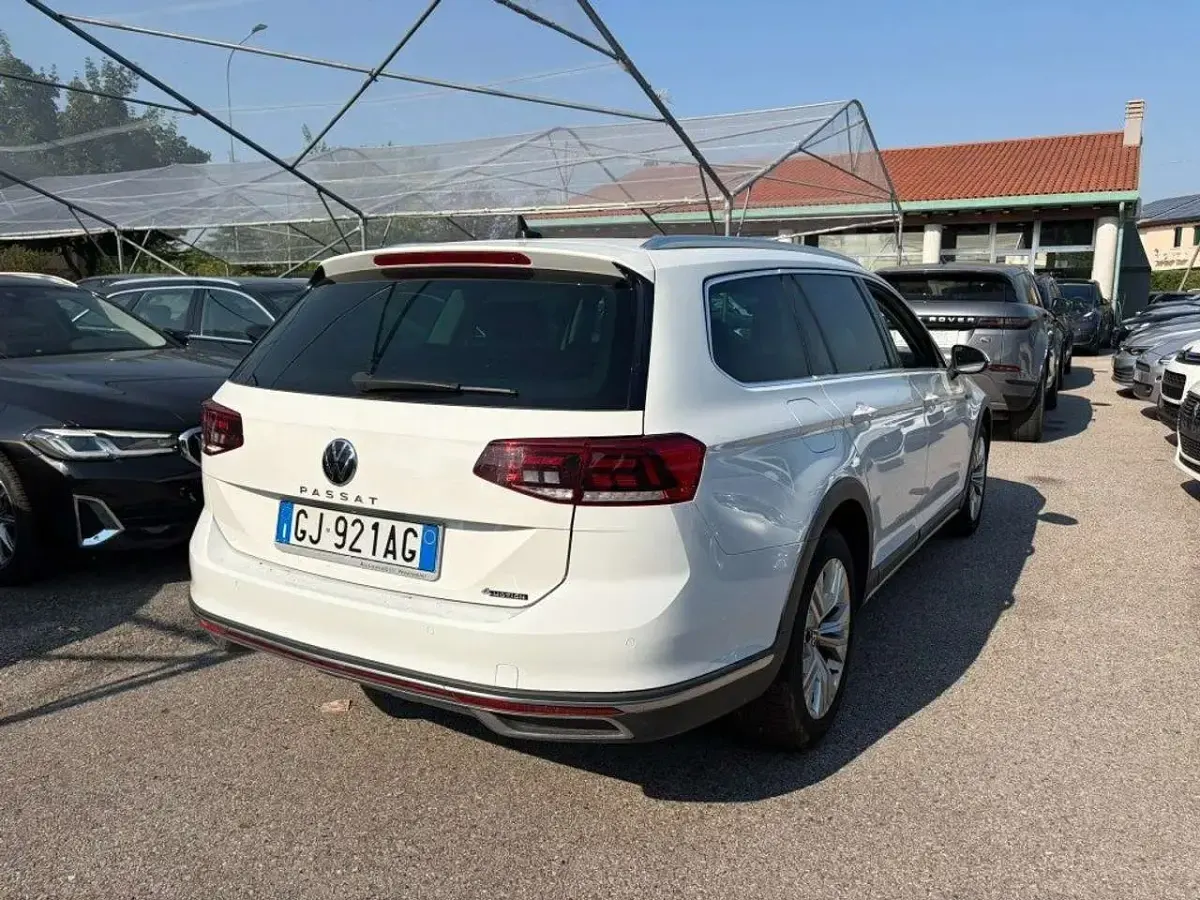 Usata VW Passat Alltrack Business 200 CV (147 kW) 2022 Bianco Station wagon
