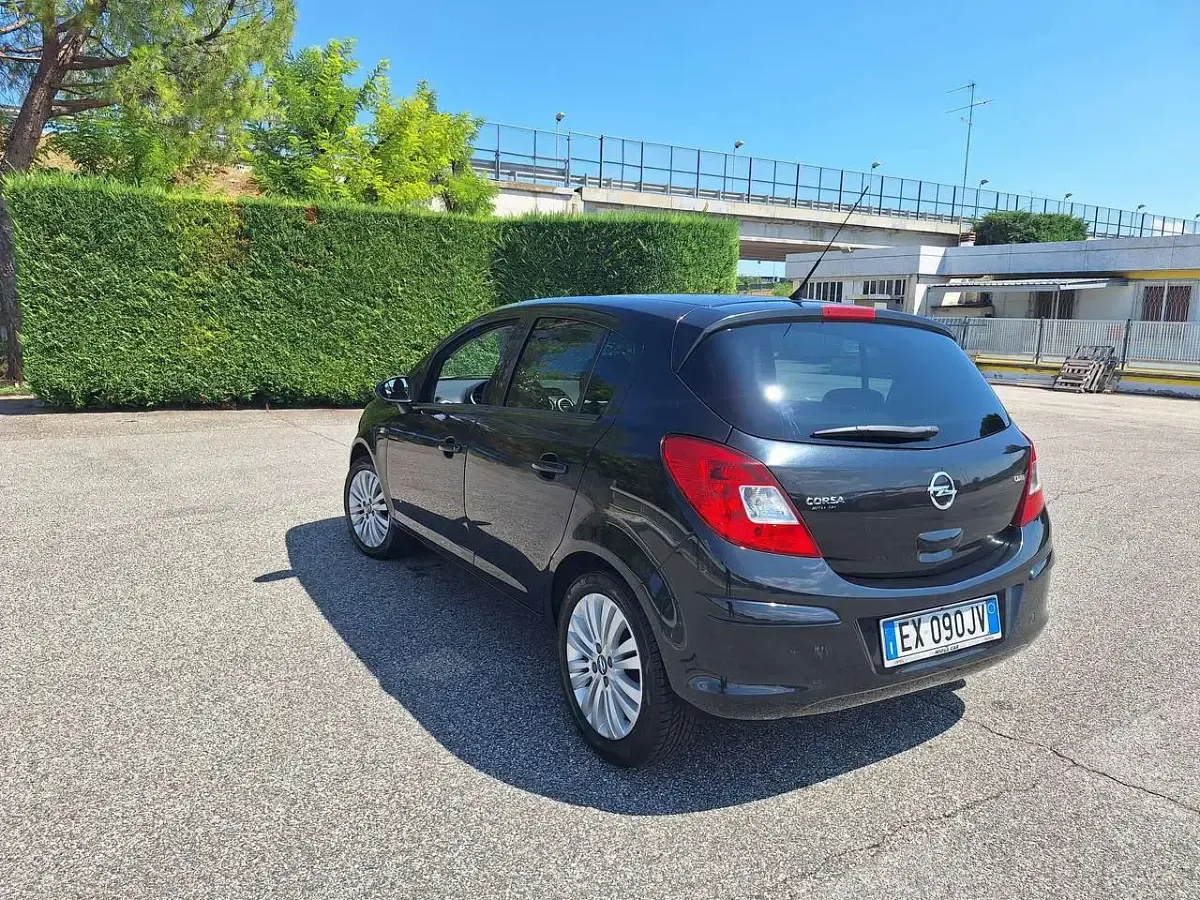 Usata Opel Corsa Edition 75 CV (55 kW) 2014 Nero Utilitaria