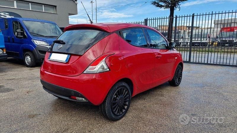Usata Lancia Ypsilon 69 CV (50 kW) 2019 Rosso Utilitaria