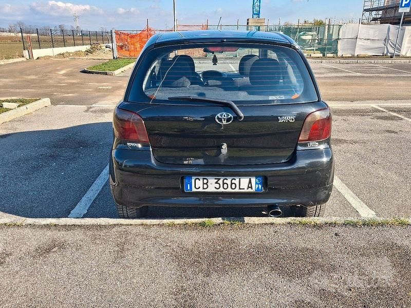 Usata Toyota Yaris 75 CV (55 kW) 2002 Nero Utilitaria