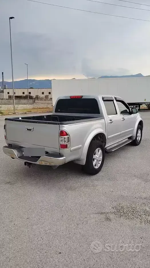 Usata Isuzu D-Max 131 CV (96 kW) 2005 Grigio Berlina
