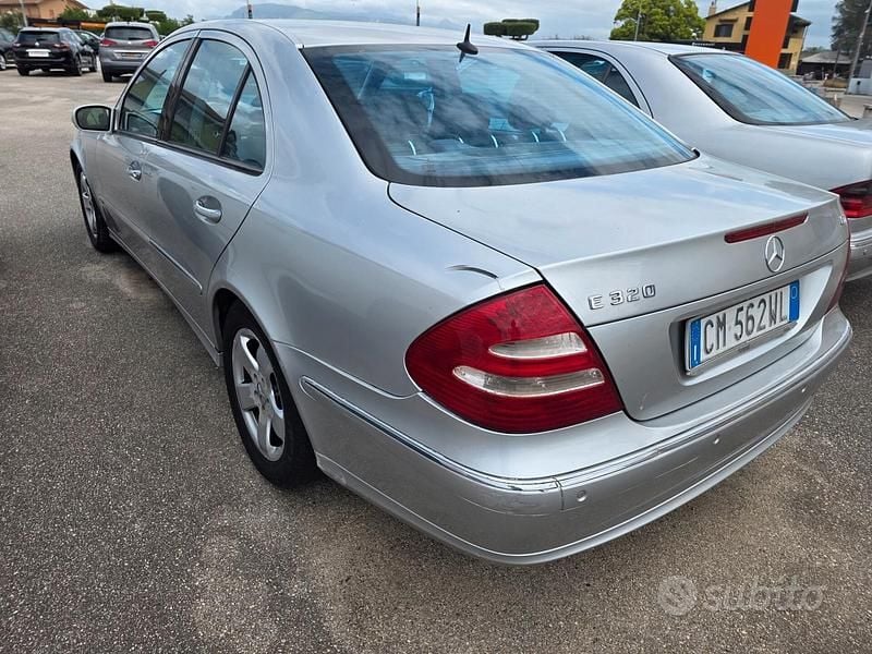 Usado Mercedes E320 Avantgarde 204 CV (150 kW) 2004 Gris Berlina
