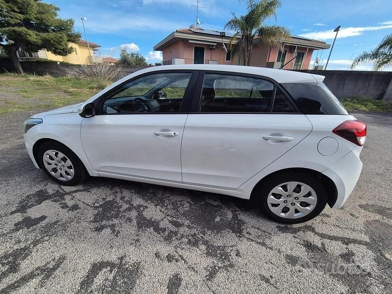 Usata Hyundai i20 Comfort 75 CV (55 kW) 2015 Bianco Berlina
