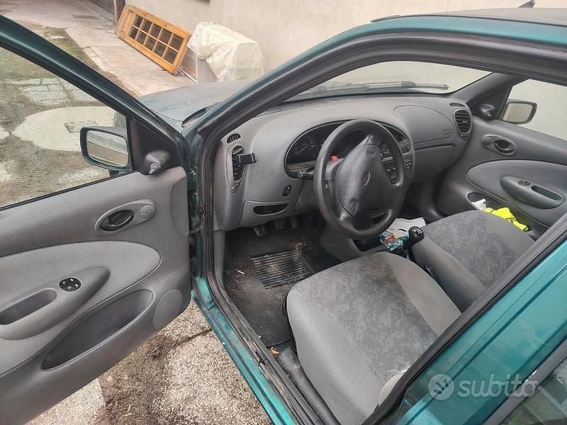 Usata Ford Fiesta Studio 75 CV (55 kW) 1999 Verde Utilitaria