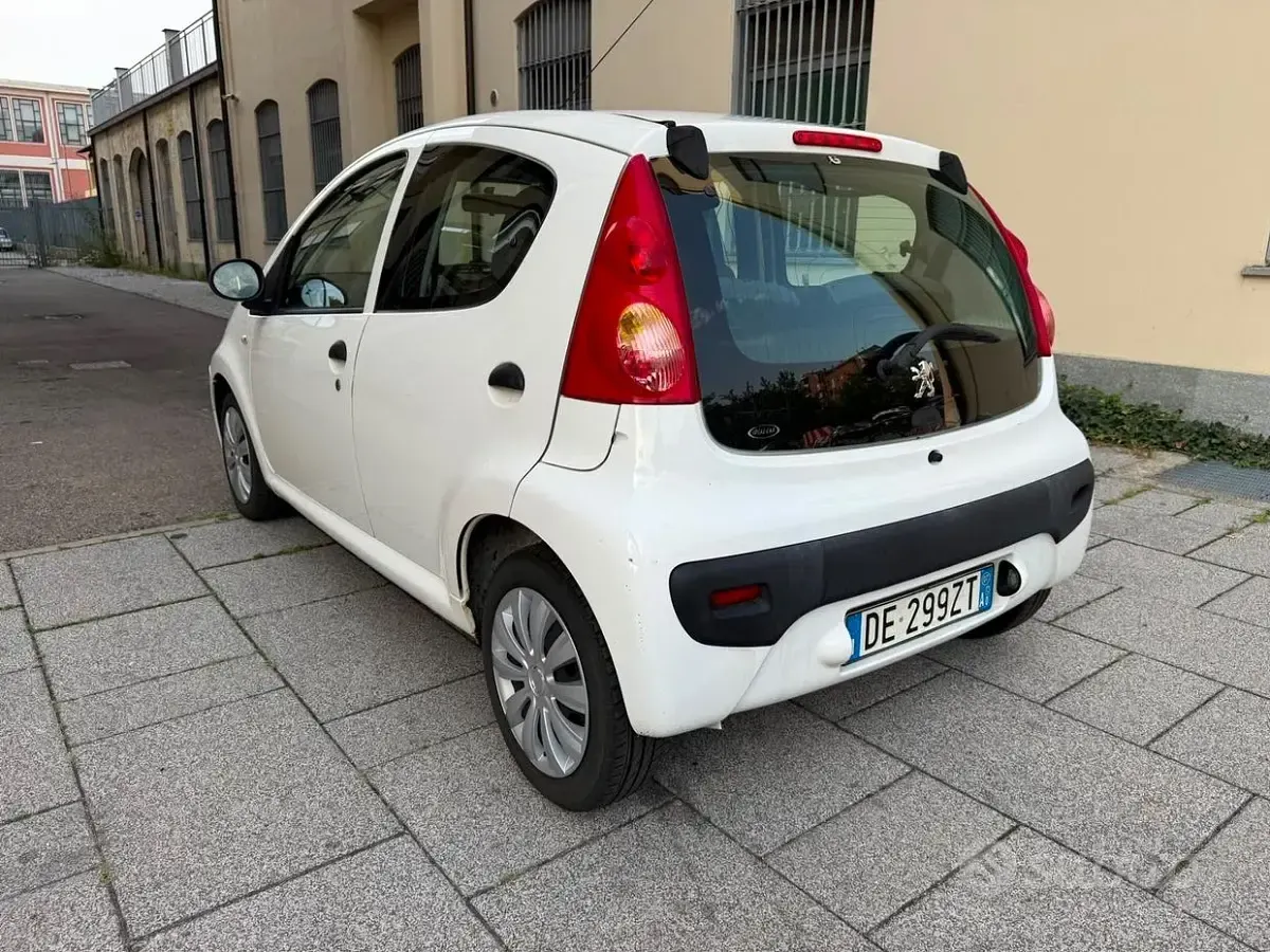 Usata Peugeot 107 68 CV (50 kW) 2007 Bianco Utilitaria