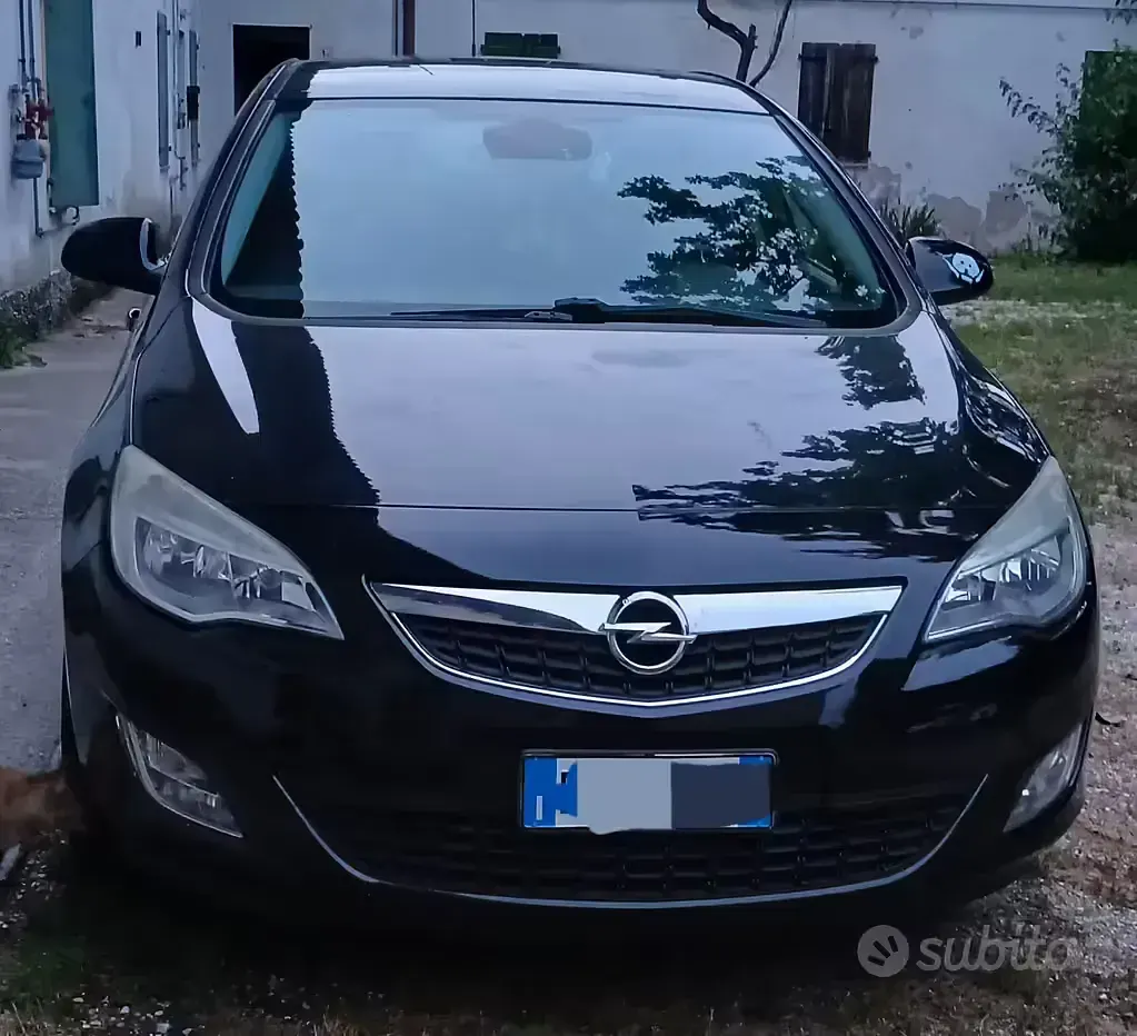 Usata Opel Astra 100 CV (73 kW) 2011 Nero Berlina