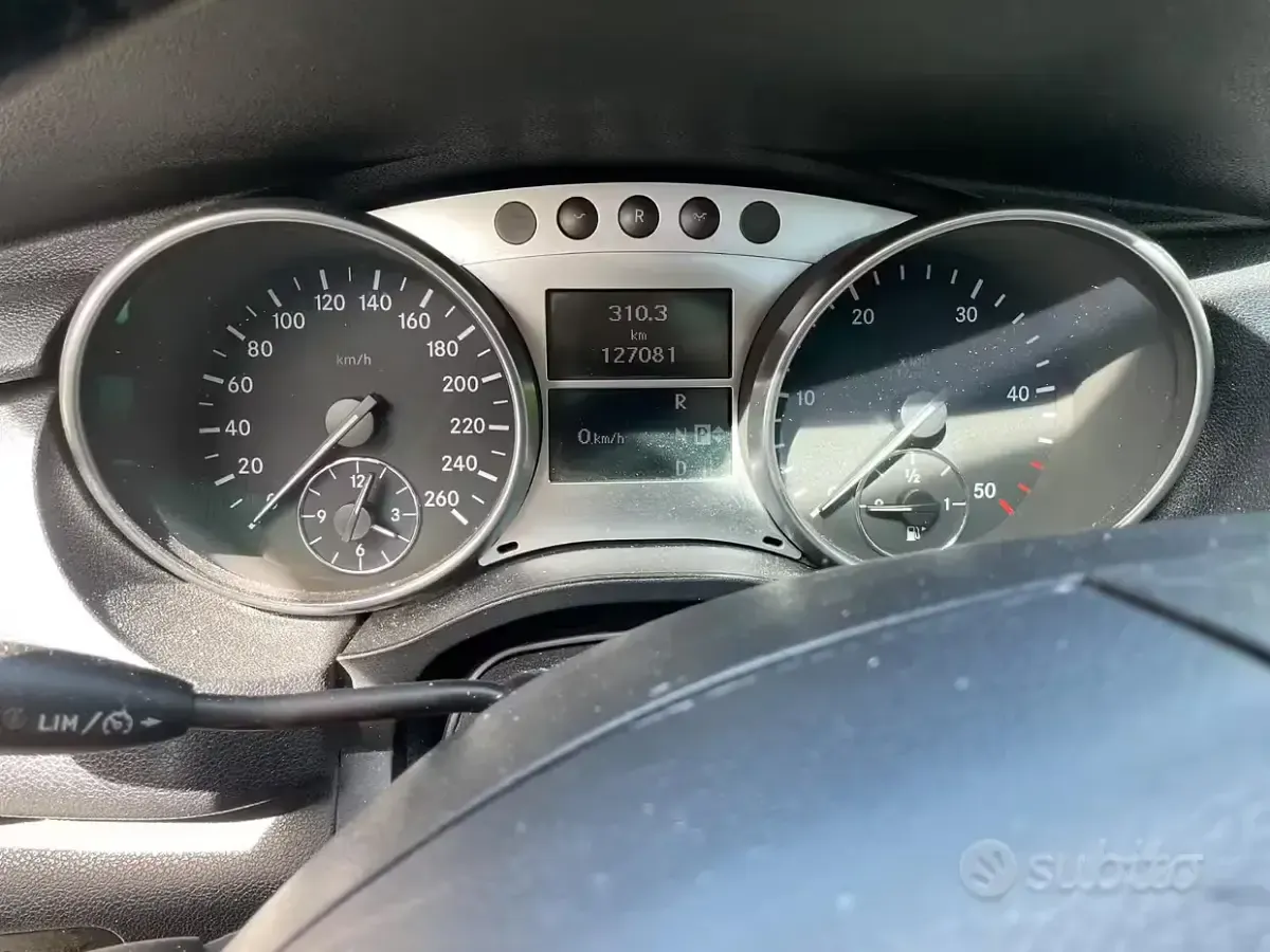 Usata Mercedes R320 224 CV (164 kW) 2006 Grigio Monovolume