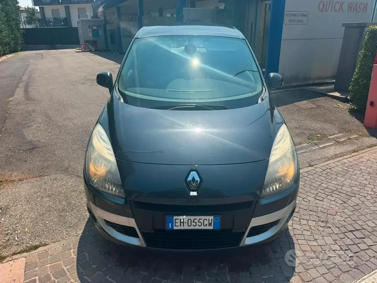 Usata Renault Scénic III 110 CV (80 kW) 2011 Nero Monovolume