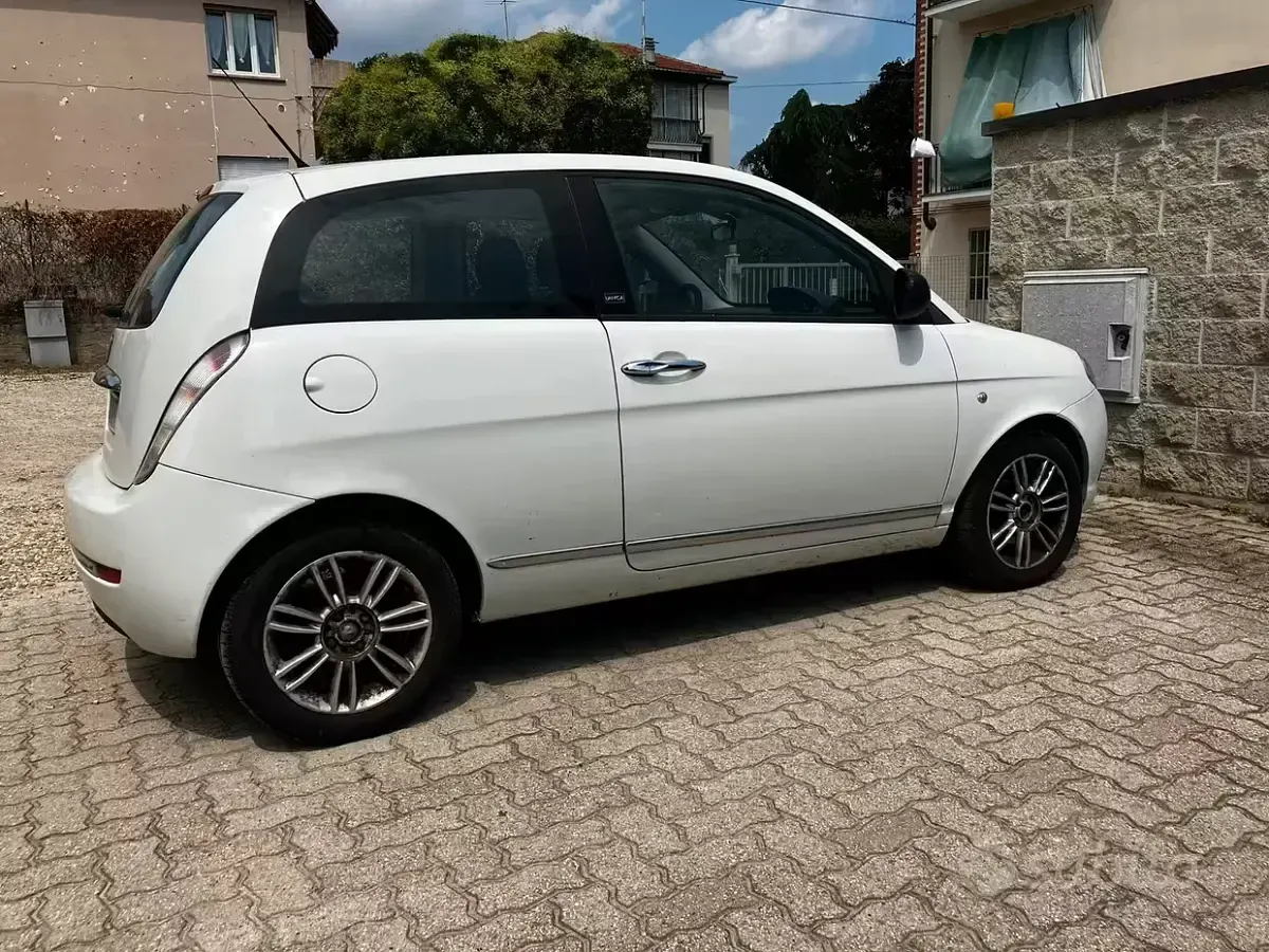 Usata Lancia Ypsilon 77 CV (56 kW) 2011 Bianco Utilitaria