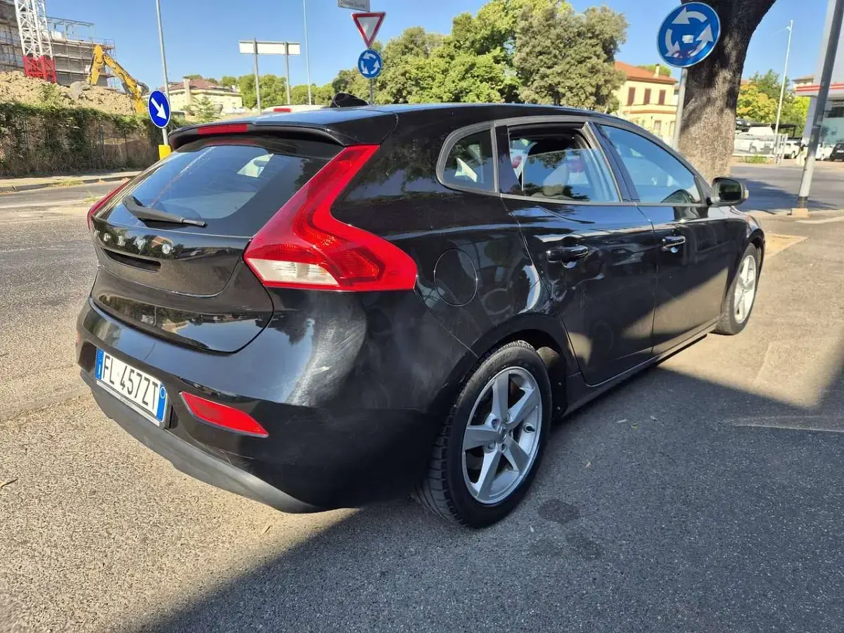 Usata Volvo V40 Momentum 120 CV (88 kW) 2017 Nero Berlina