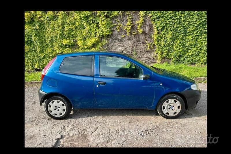 Usata Fiat Punto 60 CV (44 kW) 2004 Blu Utilitaria