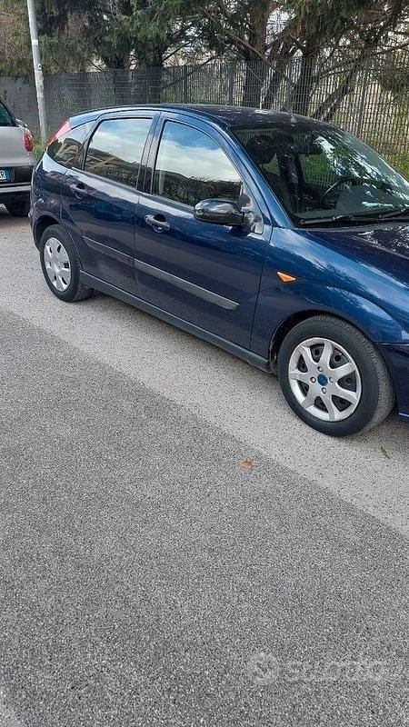 Usata Ford Focus Trend 90 CV (66 kW) 1999 Blu Berlina