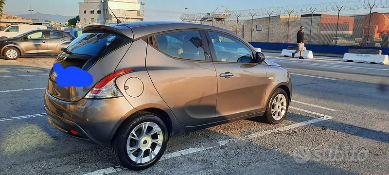 Usata Lancia Ypsilon 80 CV (58 kW) 2016 Grigio Utilitaria