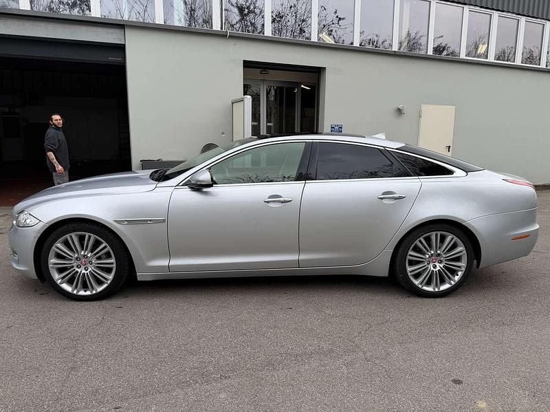 Usata Jaguar XJ Portfolio 275 CV (202 kW) 2014 Grigio Berlina