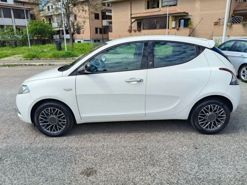 Usata Lancia Ypsilon Gold 69 CV (50 kW) 2019 Bianco Utilitaria