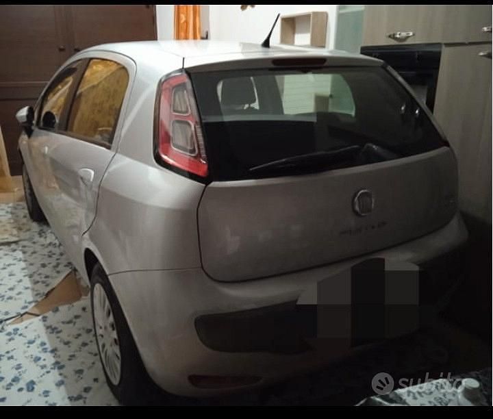 Grigio Usata 2010 Fiat Punto Evo Due volumi | 4000 € (Buon prezzo) - Immagine 1/2