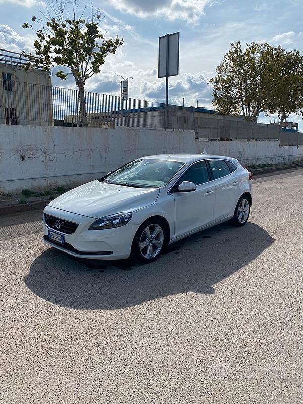 Bianco Usata 2014 Volvo V40 Tre volumi | 7000 € - Immagine 1/4