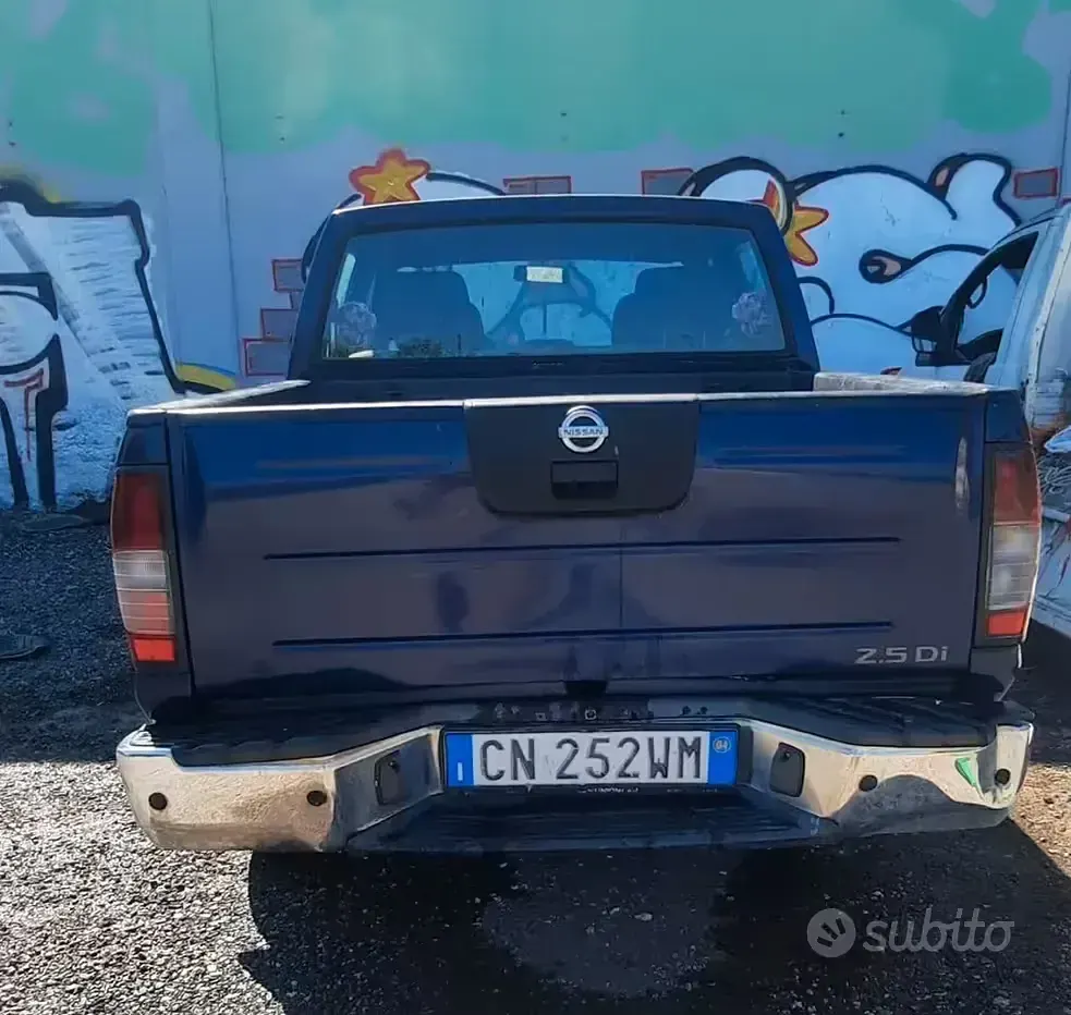 Usata Nissan Navara 133 CV (97 kW) 2004 Bluazzurro Pick-up