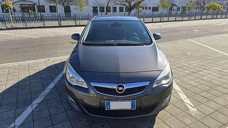 Usata Opel Astra Cosmo 140 CV (102 kW) 2011 Berlina