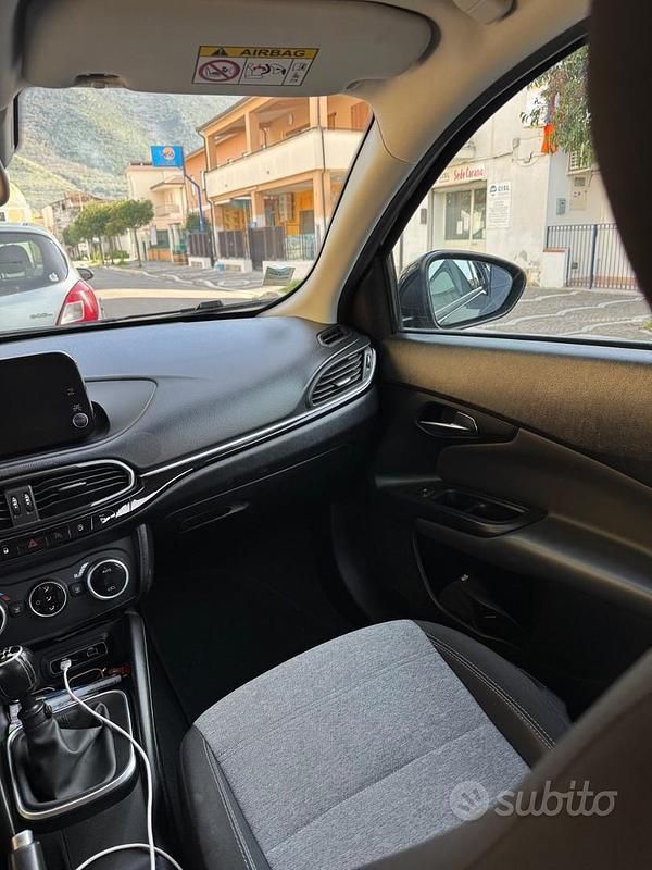 Usata Fiat Tipo Cross 130 CV (95 kW) 2022 Nero SUV