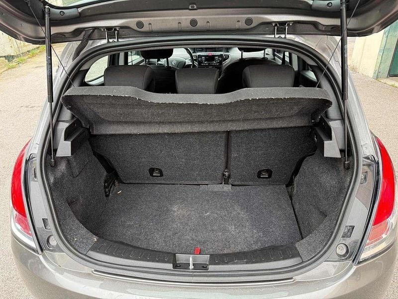 Usata Lancia Ypsilon Silver 69 CV (50 kW) 2023 Grigio scuro Utilitaria