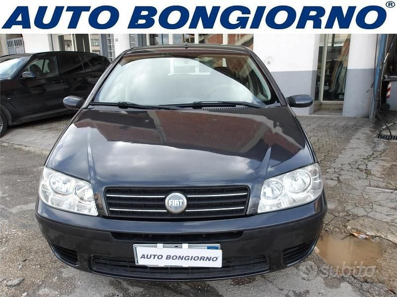 Viola Usata 2005 Fiat Punto Dynamic Tre volumi | 2800 € (Buon prezzo) - Immagine 1/4