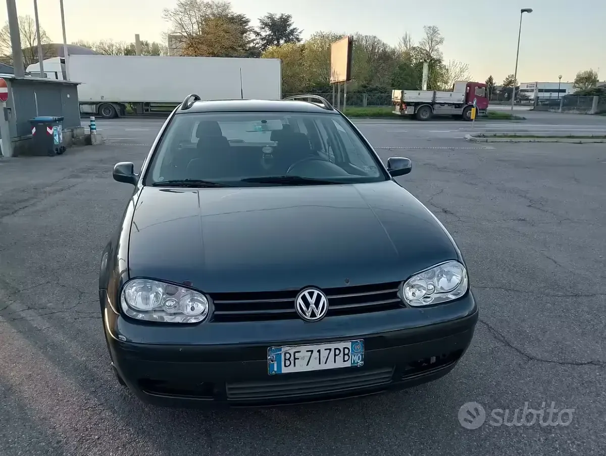 Usado VW Golf IV 101 CV (74 kW) 2000 Gris Familiar