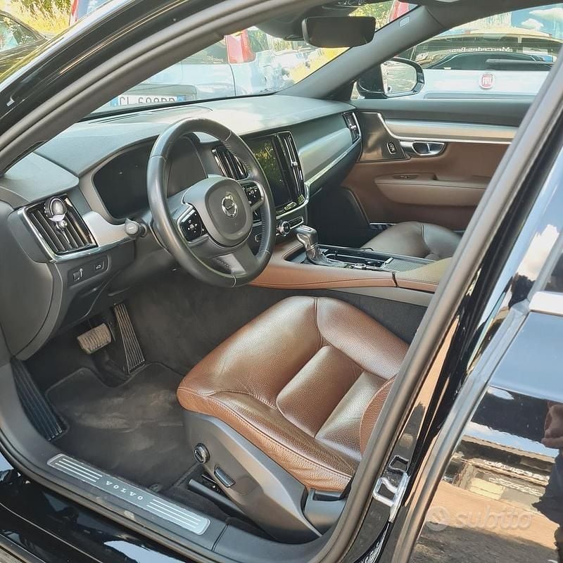 Usata Volvo S90 Momentum 190 CV (139 kW) 2019 Nero Berlina