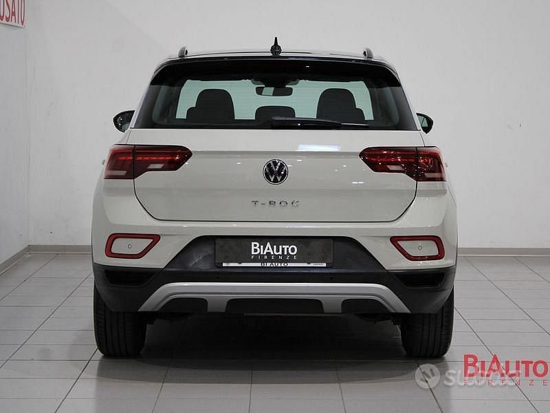 Usata VW T-Roc Life 116 CV (85 kW) 2023 Argento SUV