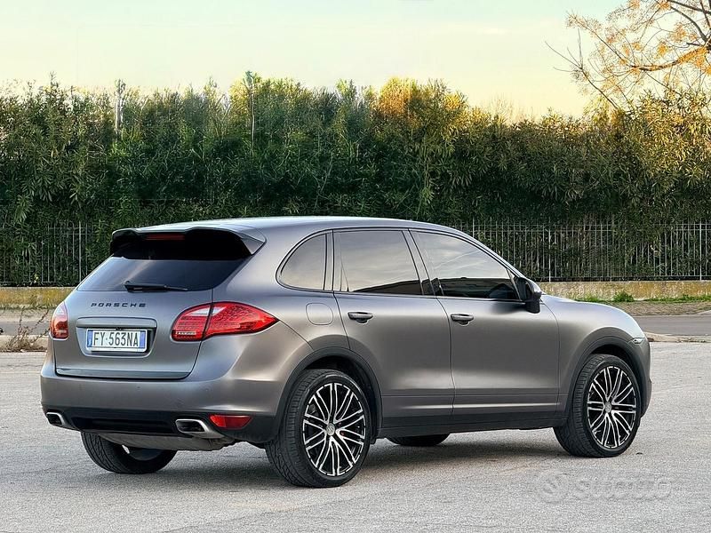 Usata Porsche Cayenne 245 CV (180 kW) 2012 Grigio SUV