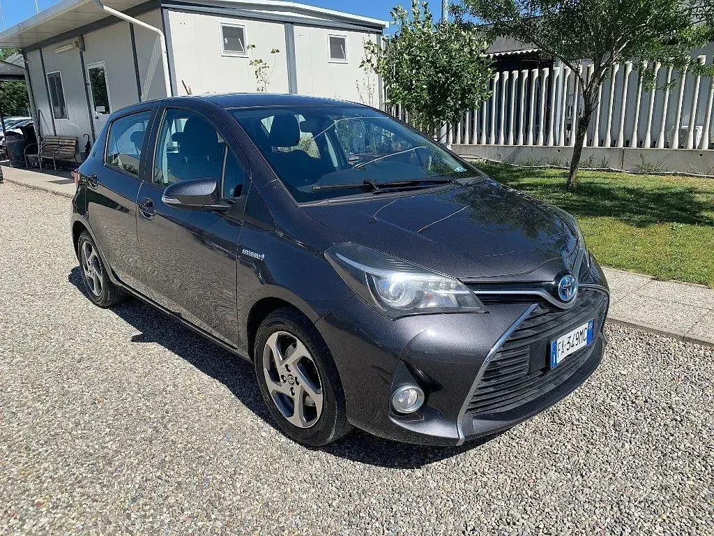 Usata Toyota Yaris Hybrid Active 75 CV (55 kW) 2015 Grigio scuro Berlina