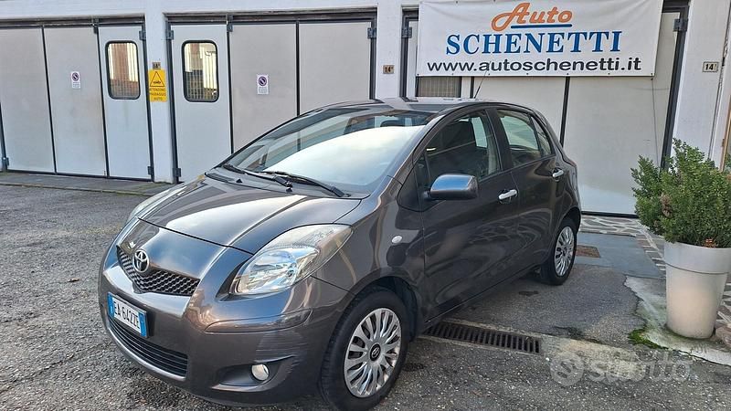 Grigio Usata 2010 Toyota Yaris Eco Tre volumi | 4900 € (Buon prezzo) - Immagine 1/4