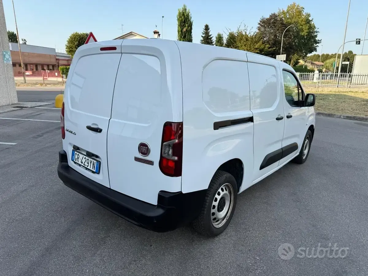 Usata Fiat Doblò 131 CV (96 kW) 2023 Bianco Monovolume