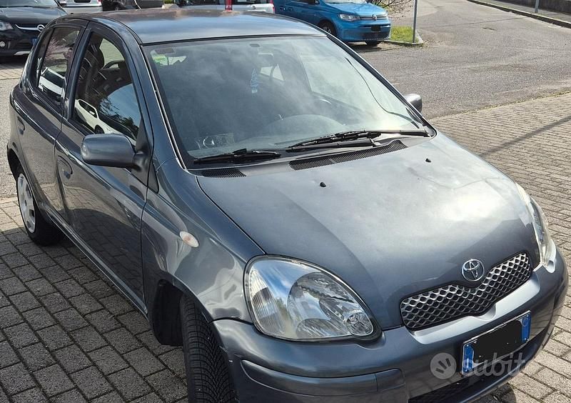 Usata Toyota Yaris 68 CV (50 kW) 2004 Grigio Utilitaria