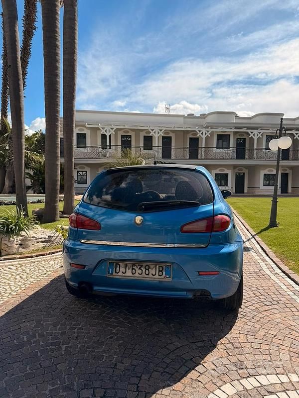 Usata Alfa Romeo 147 120 CV (88 kW) 2006 Blu Utilitaria