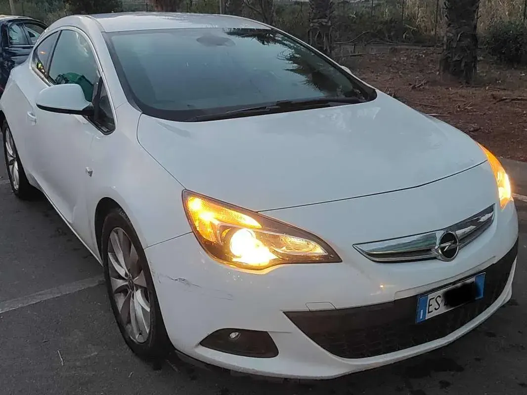 Usata Opel Astra GTC 110 CV (80 kW) 2013 Bianco Coupé