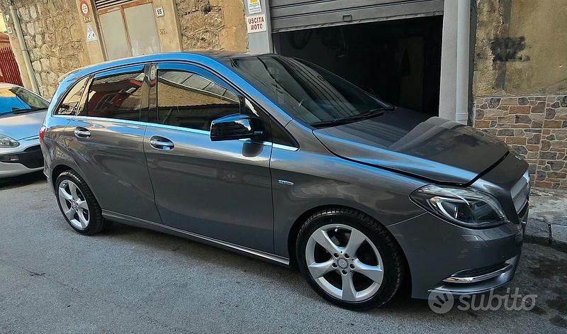 Usata Mercedes B200 136 CV (100 kW) 2012 Grigio Monovolume