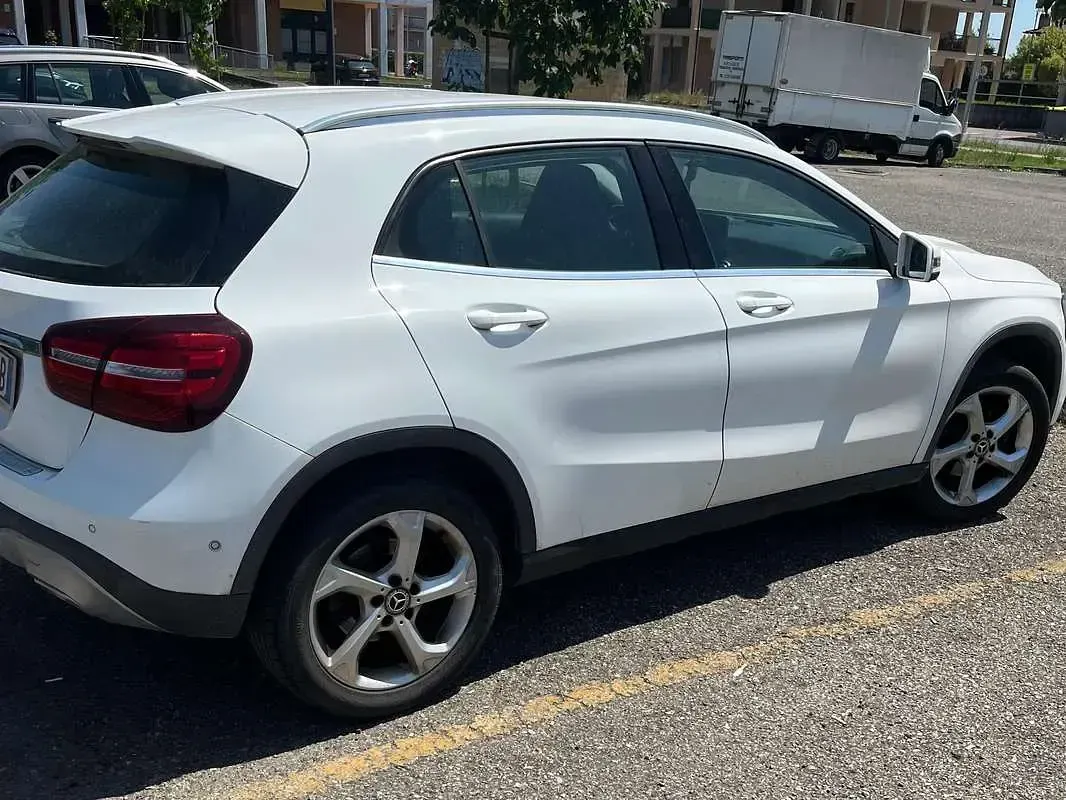 Usata Mercedes GLA180 Executive 109 CV (80 kW) 2018 Bianco SUV