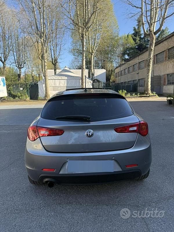 Usata Alfa Romeo Giulietta Distinctive 120 CV (88 kW) 2015 Grigio Utilitaria