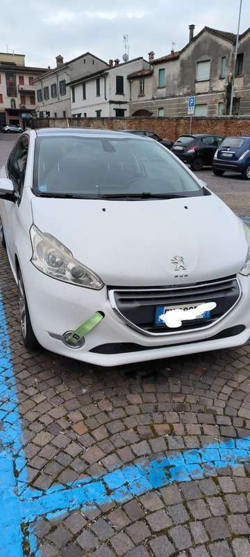 Usata 2012 Peugeot 208 Active Due volumi | 3300 € (Super prezzo) - Immagine 1/4