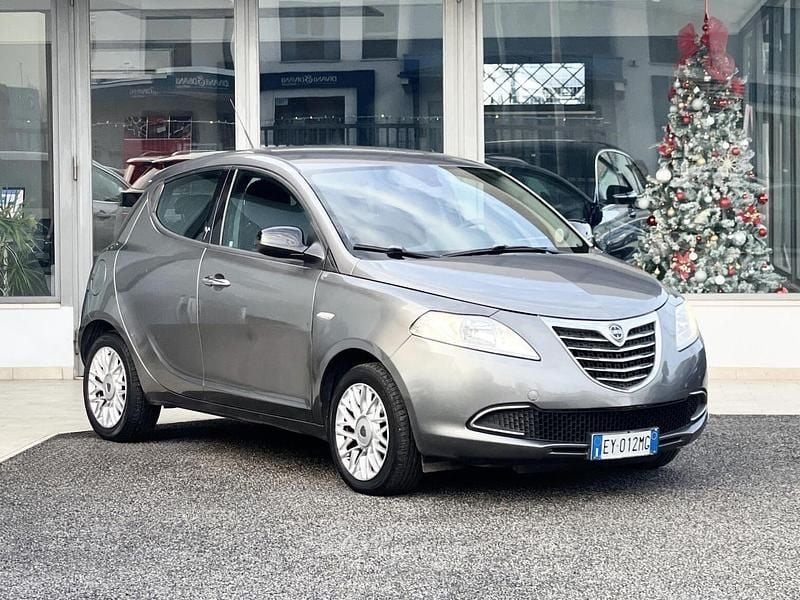 Grigio Usata 2015 Lancia Ypsilon Due volumi | 7400 € (Buon prezzo) - Immagine 1/4
