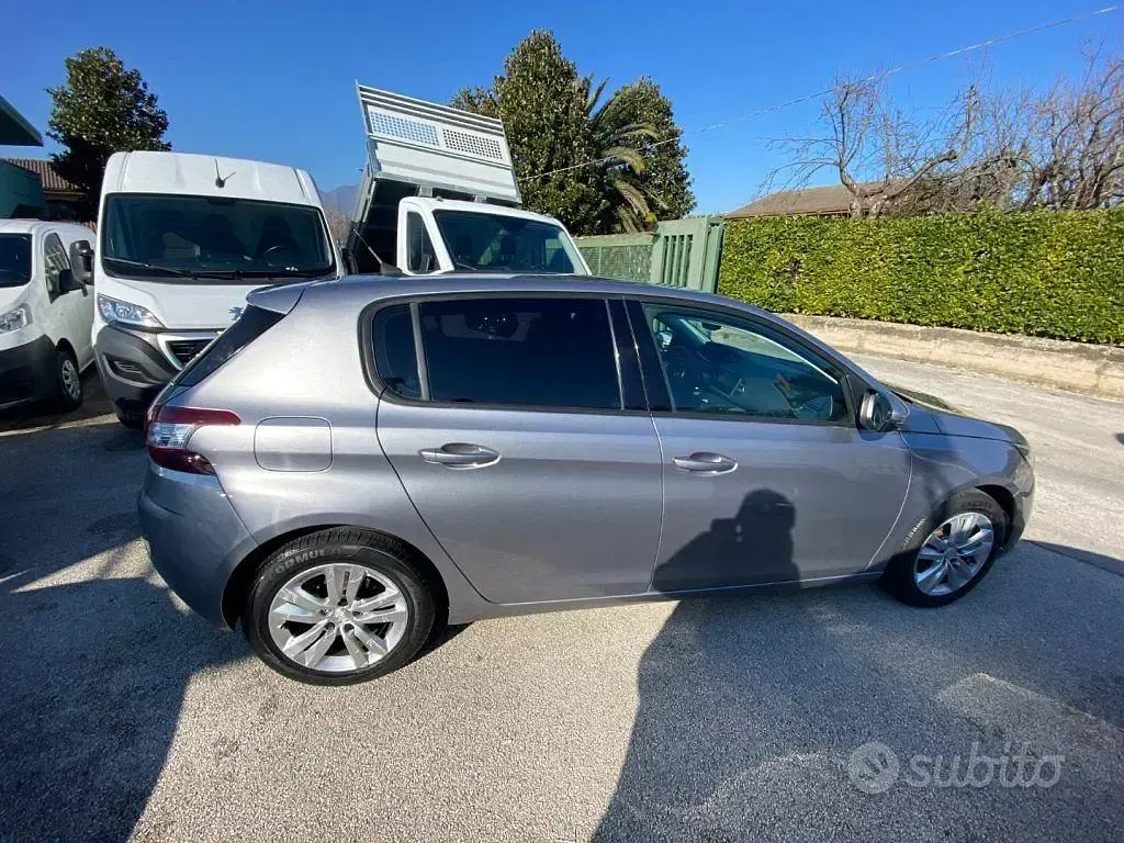 Usado Peugeot 308 Active 131 CV (96 kW) 2018 Gris Berlina