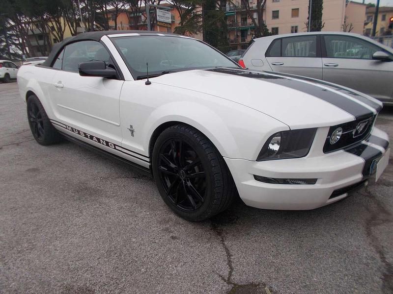 Usata Ford Mustang Convertible 314 CV (230 kW) 2005 Bianco Cabrio