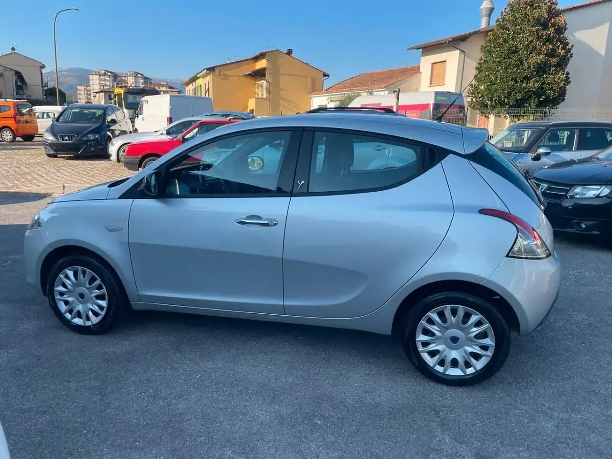 Usata Lancia Ypsilon Silver 69 CV (50 kW) 2012 Argento Utilitaria