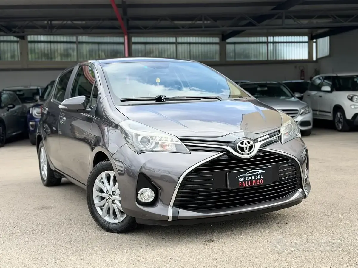 Usata Toyota Yaris Lounge 69 CV (50 kW) 2015 Grigio Utilitaria