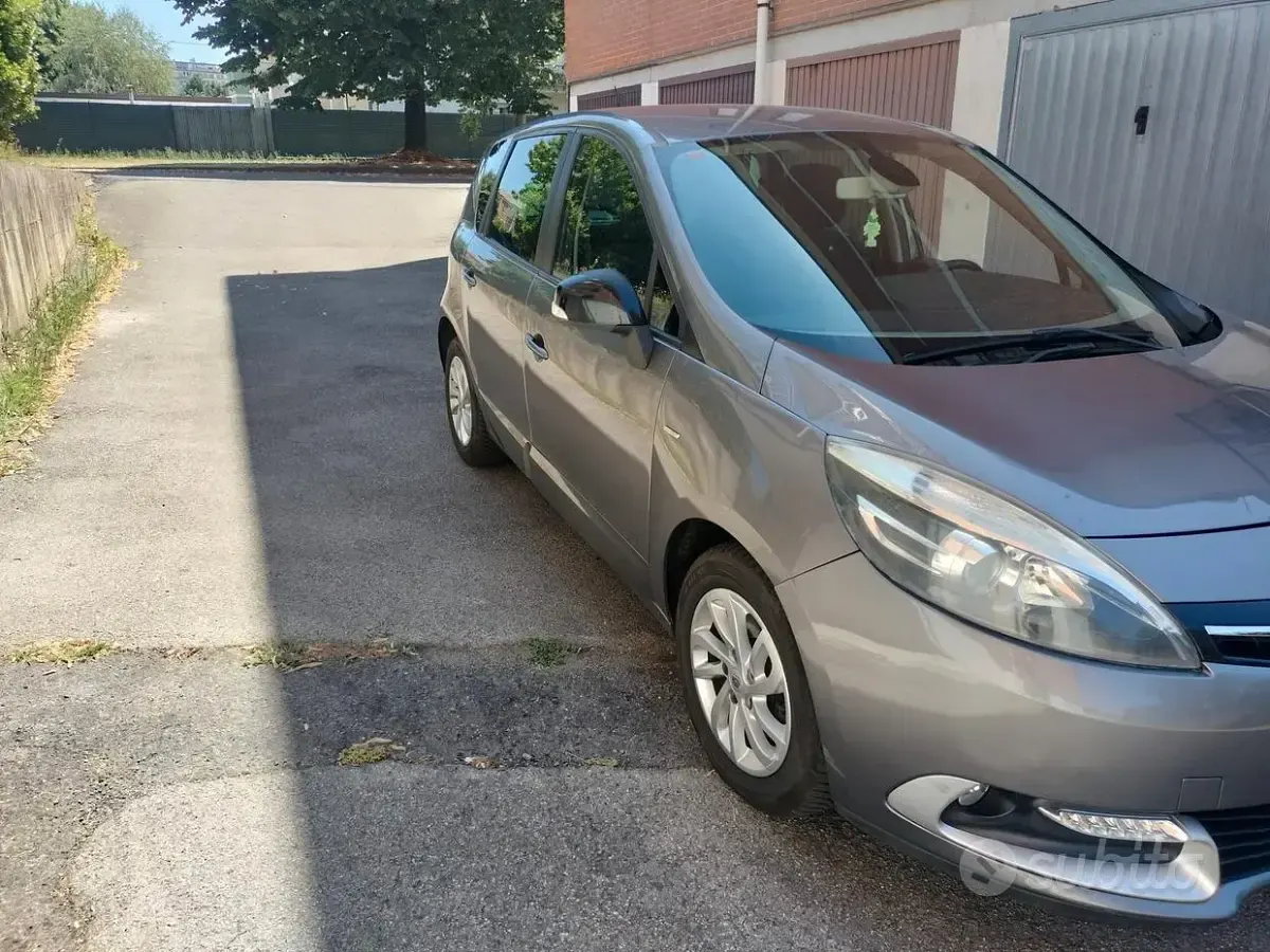 Usata Renault Scénic 110 CV (80 kW) 2015 Grigio Monovolume