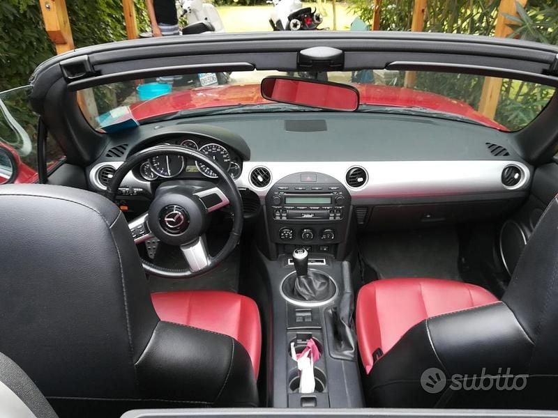 Usata Mazda MX5 160 CV (117 kW) 2006 Rosso Cabrio