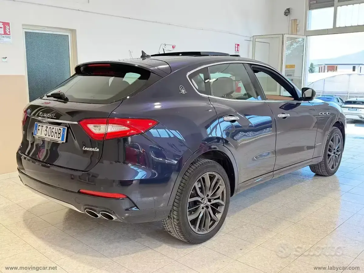 Usata Maserati Levante GranLusso 250 CV (183 kW) 2018 Blu/azzurro SUV