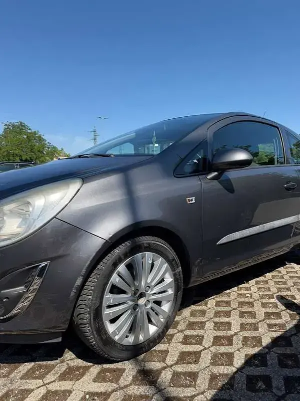 Usata Opel Corsa Edition 75 CV (55 kW) 2011 Grigio Utilitaria