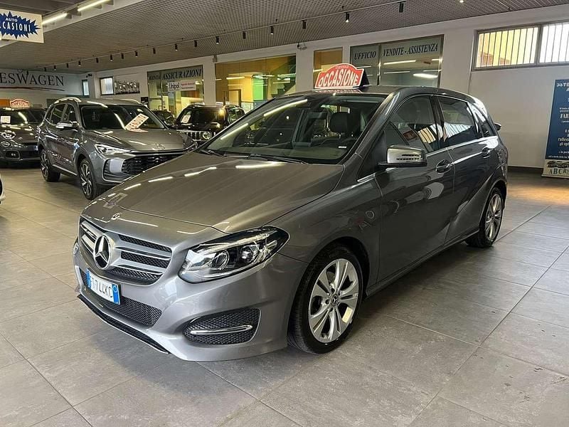 Usata Mercedes B180 122 CV (89 kW) 2018 Grigio Monovolume